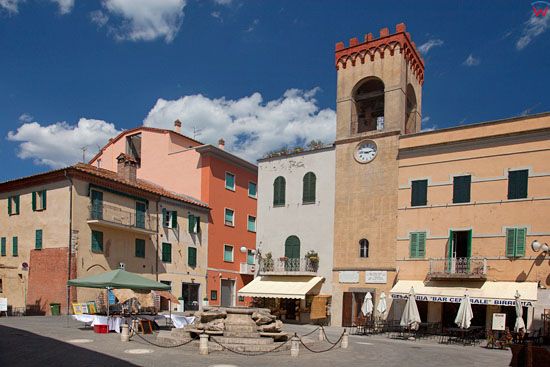 Castiglione Del Lago, centrum starego miasta z ratuszem. EU, Italia, Umbria/Perugia.